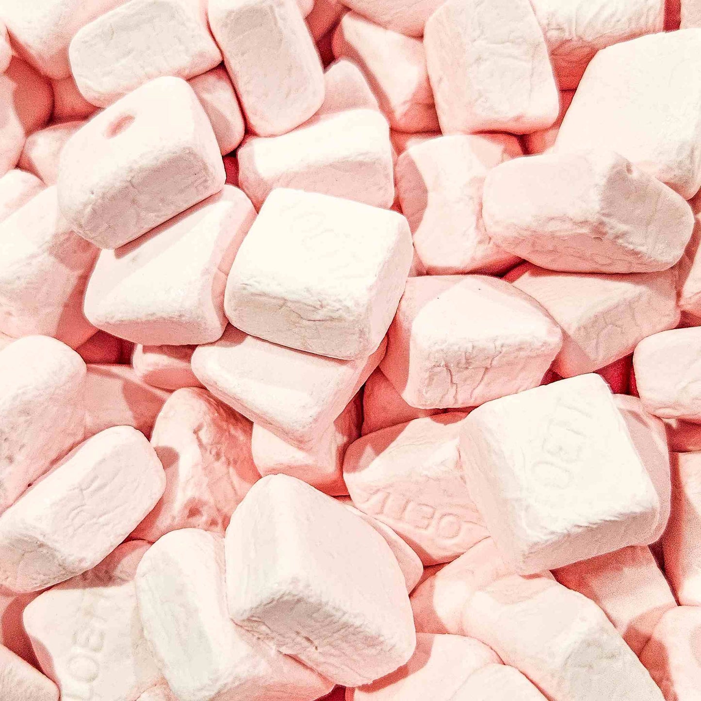 NEW: Cloetta - Chewy Strawberry Marshmallow